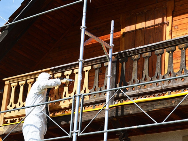 Aérogommage d’un balcon et de la façade d’un chalet dans la région de Fribourg