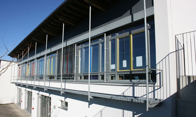 Fenêtres en bois-aluminium dans un bâtiment scolaire à Courtion