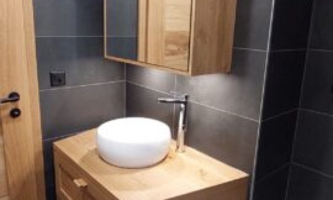 Meuble de salle de bain en parquet dans la région de Fribourg